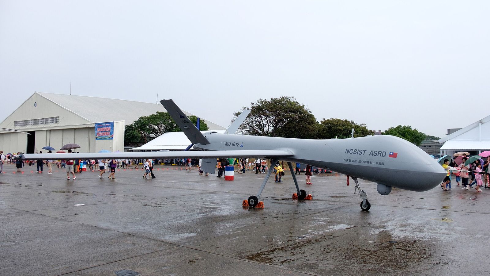 停機坪上靜態展示的中科院騰雲大型無人機，機身標示 NCSIST ASRD。